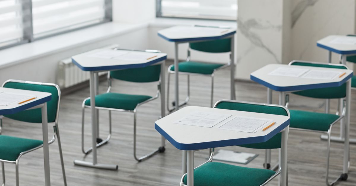 Người mất gốc nên học IELTS hay TOEIC?